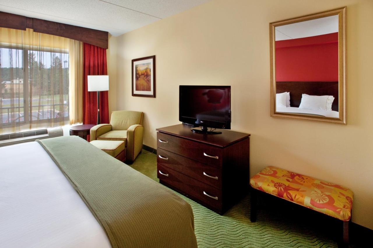 Holiday Inn Express & Suites - Spartanburg-North, An Ihg Hotel Room photo
